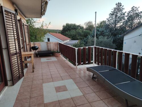 groÃe Terrasse mit Grill und Liegestühlen