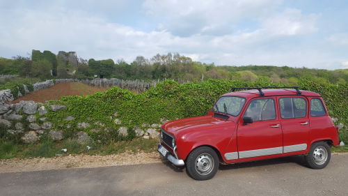 Mit dem R4 auf Entdeckertour durch die Insel - Im Hintergrund eine alte Frankopanenburg