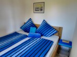 <p>kleines Schlafzimmer mit Doppelbett aus massiver Eiche</p>