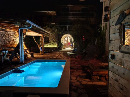 Insel Krk - Ferienwohnung Porthos mit schattiger Pergola mit OutdoorkÃ¼che, Bar und Kugelgrill