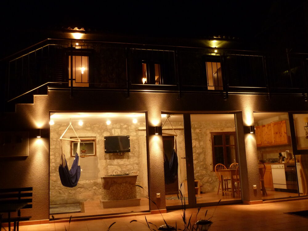 <p>Turmvilla: Sicht vom Garten auf Caspar (OG rechts), Melchior (OG links) und Balthasar (EG)</p> <p>Turmvilla: Sicht vom Garten auf Caspar (OG rechts), Melchior (OG links) und Balthasar (EG)</p>