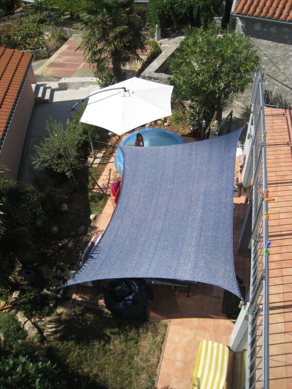 <p>Sonnensegel von oben (befindet sich an der Kellertreppe)</p> <p>Sonnensegel von oben (befindet sich an der Kellertreppe)</p>