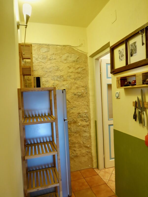 <p>Vorraum vor der Küche mit Regal und großem Kühlschrank</p> <p>Vorraum vor der Küche mit Regal und großem Kühlschrank</p>