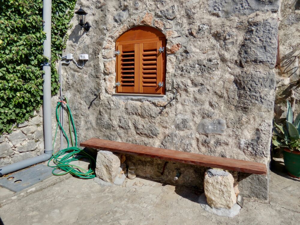 <p>Gartenbank an alter Steinmauer</p> <p>Gartenbank an alter Steinmauer</p>