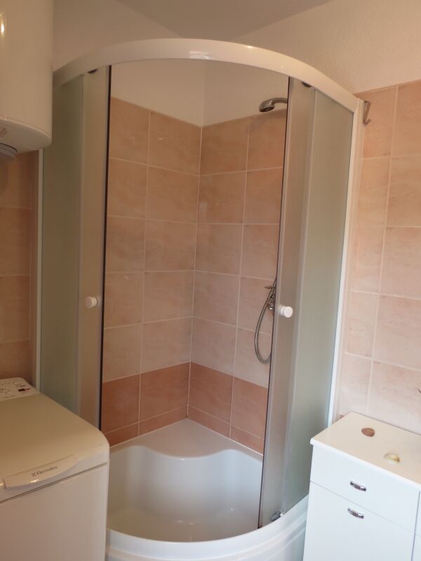 <p>Dusche im Bad</p> <p>Dusche im Bad</p>