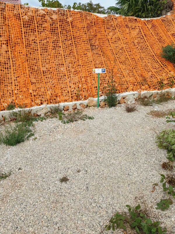 <p>eigener Parkplatz hinter dem historischen Stall</p> <p>eigener Parkplatz hinter dem historischen Stall</p>