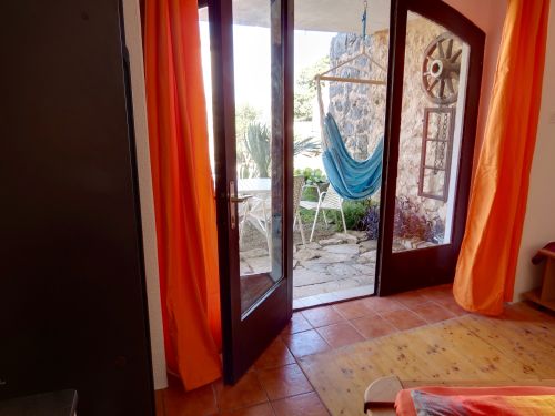 Schlafzimmer mit eigenem Zugang vom Garten incl. schattiger Terrasse