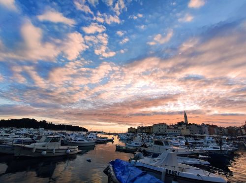 Rovinj mit Hafen zum Sonnenuntergang