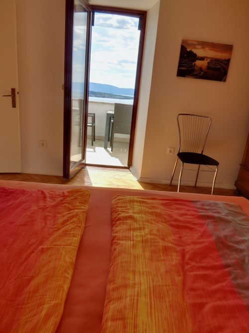 groÃŸes Schlafzimmer: Blick zum Balkon