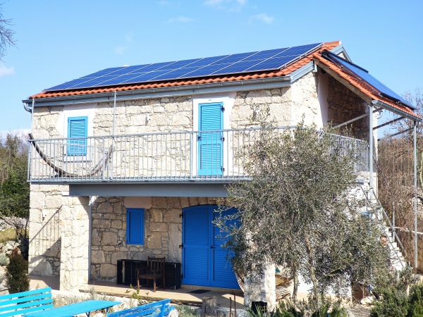 Photovoltaik-Anlage in Betrieb auf der Insel Krk in Malinska / Barusici