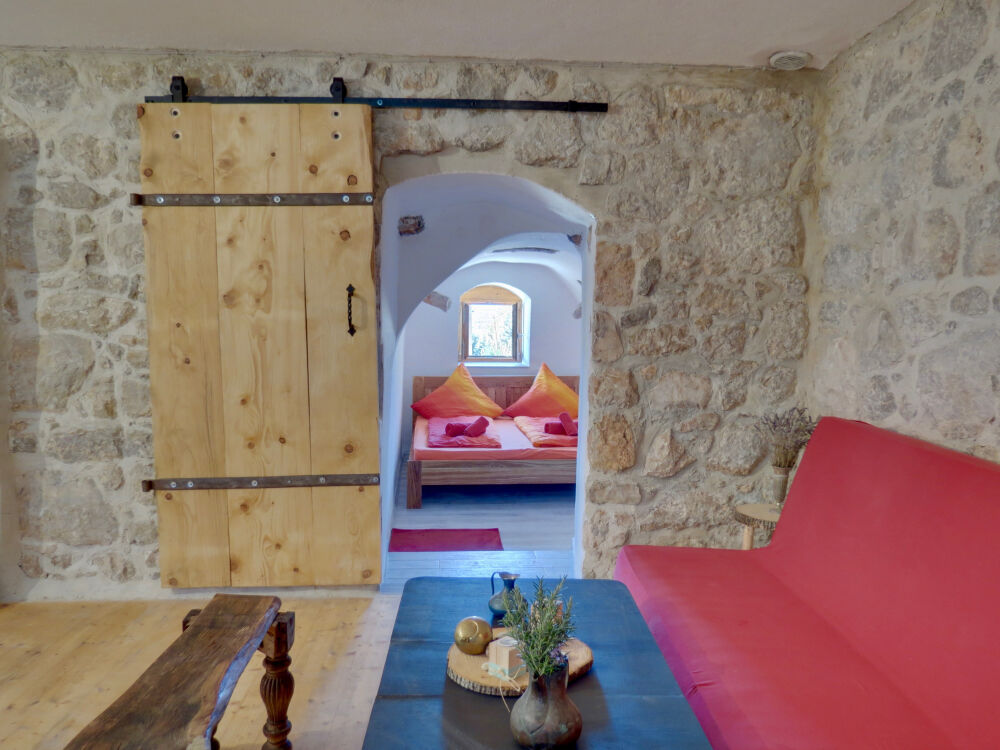 <p>alte Steinmauer mit Schiebetür</p> <p>alte Steinmauer mit Schiebetür</p>