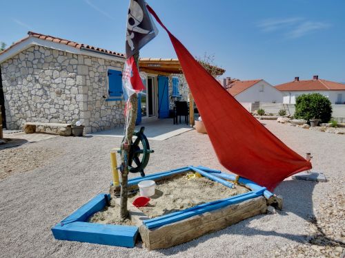 Im Garten gibt es fÃ¼r Kinder ein Piraten Sandkastenboot