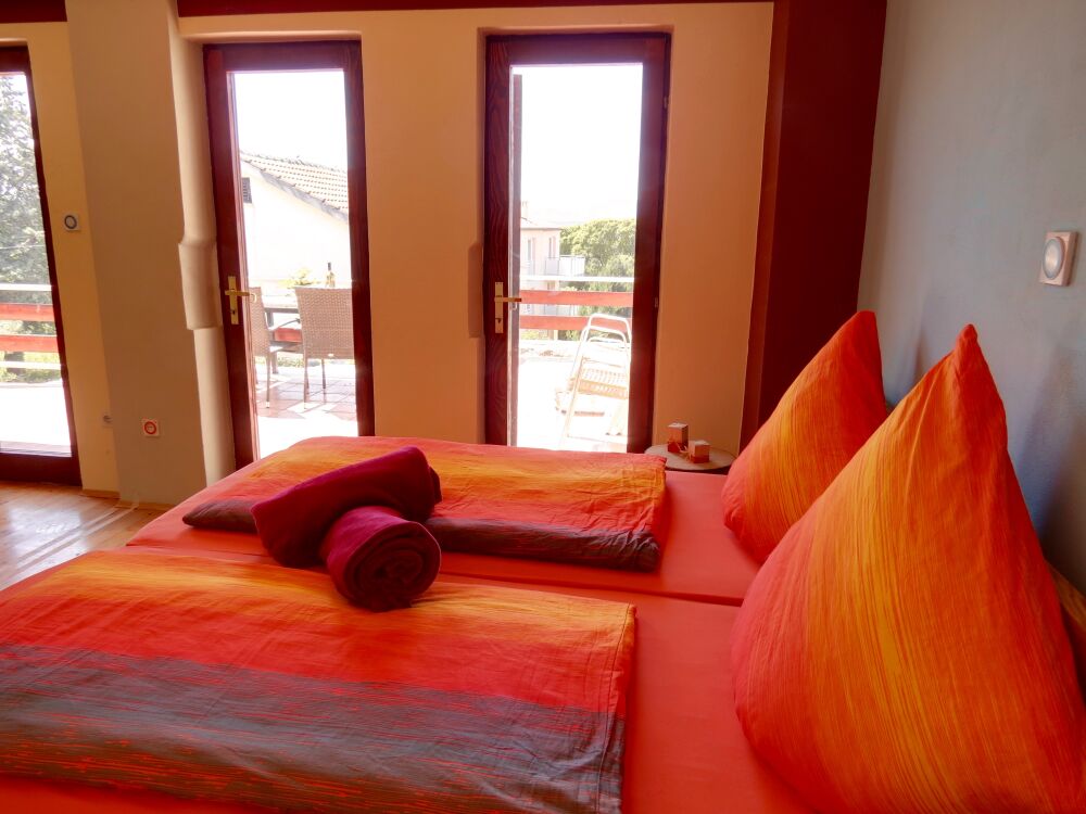 <p>Blick vom Bett auf den Balkon</p> <p>Blick vom Bett auf den Balkon</p>