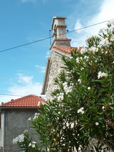 Blick auf die Kapelle vom Garten der Turmvilla aus