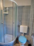 <p>Bad mit Dusche und Toilette</p>