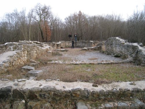 Kathedrale aus dem 11.Jhd mitten im Wald beim Kreisel von Malinska